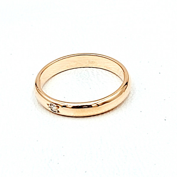 Золотое обручальное кольцо красного цвета с белым бриллиантом