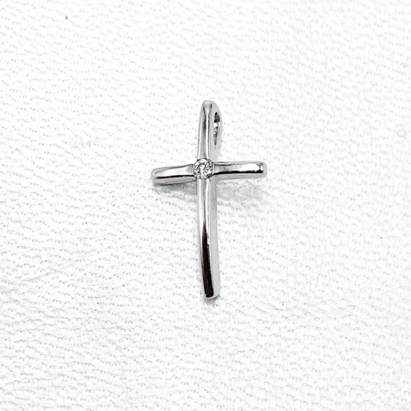 Золотой крестик в белом цвете с белым бриллиантом