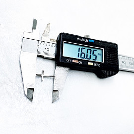 Золотой крестик в белом цвете с белым бриллиантом