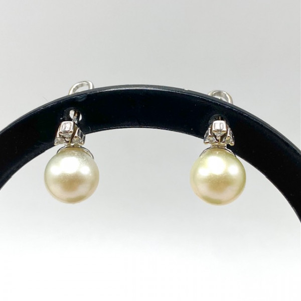 Золотые серьги в белом цвете с желтыми бриллиантами и жемчугом