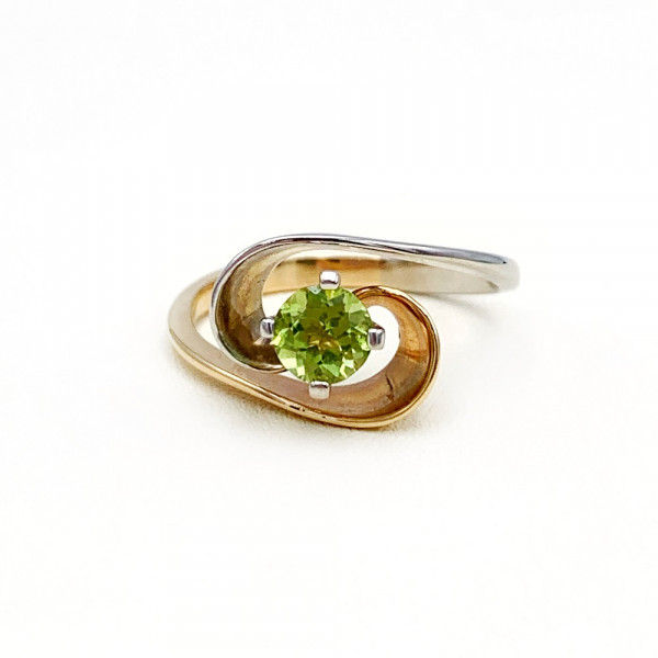 Золотое кольцо с зеленым хризолитом
