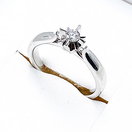 Золотое кольцо с белым бриллиантом