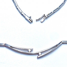 Золоте кольє білого кольору з жовтими діамантами