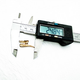 Золотой кулон красного цвета с белым бриллиантом