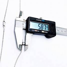 Золотий ланцюг білого кольору з білим діамантом