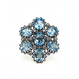 Золотое кольцо с голубыми топазами и белыми бриллиантами