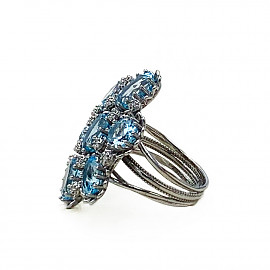 Золотое кольцо с голубыми топазами и белыми бриллиантами