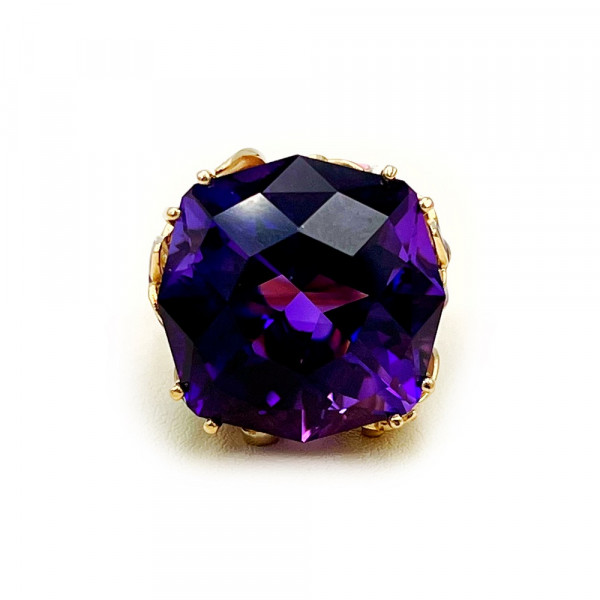 Кольцо из золота с фиолетовым аметистом и белыми и желтыми бриллиантами
