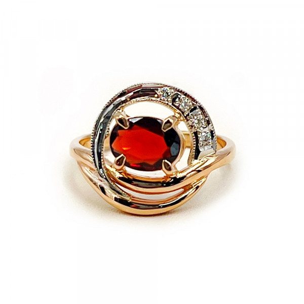 Кольцо из красного с белым золота с коричневым гранатом и белыми бриллиантами