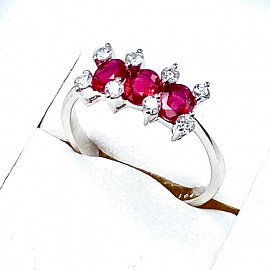 Золота каблучка білого кольору з червоними корундами та білими діамантами