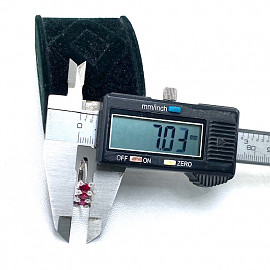 Золота каблучка білого кольору з червоними корундами та білими діамантами