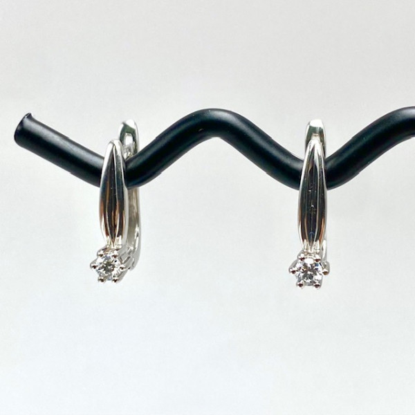 Золоті сережки у білому кольорі з білими діамантами