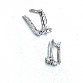 Золоті сережки у білому кольорі з білими діамантами