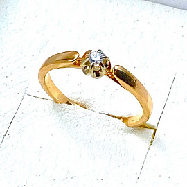 Золота каблучка у червоному з білим кольорі з білим діамантом