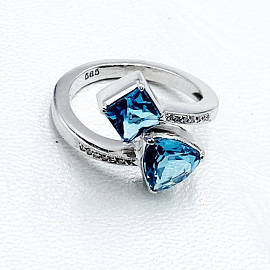 Кольцо из белого золота с голубыми топазами и белыми бриллиантами