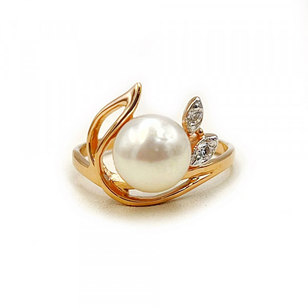 Кольцо из золота в красном с белым цвете с жемчугом и цирконом