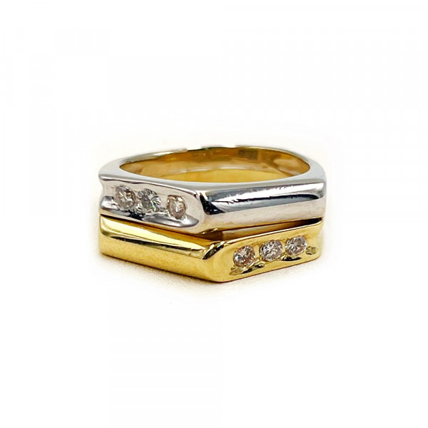 Перстень из золота желтого с белым цвета с белыми бриллиантами
