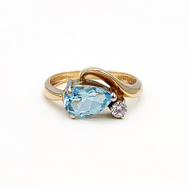 Золотое кольцо в красном с белым цвете с голубым топазом