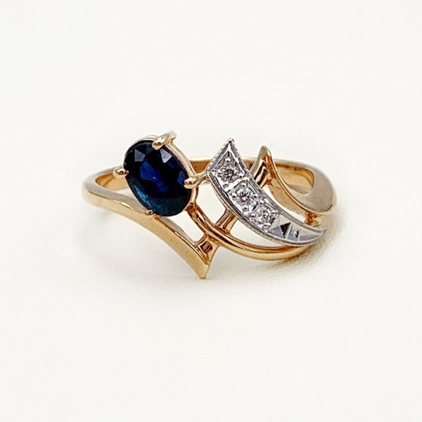 Золотое кольцо в красном с белым цвете с синим корундом и белыми бриллиантами