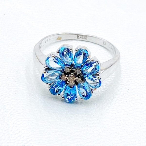 Кольцо из золота в белом цвете с голубыми топазами и бриллиантом