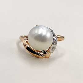 Золотое кольцо в красном с белым цвете с белыми бриллиантами и жемчугом 01-19329211