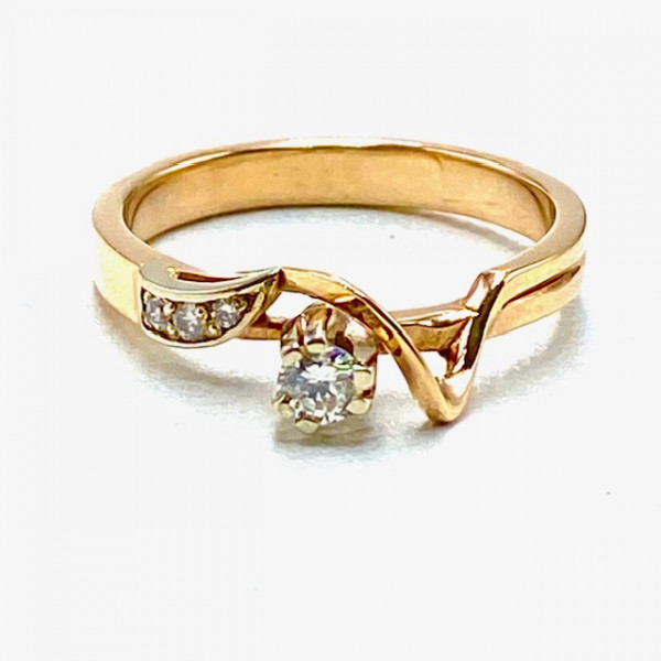 Кольцо из красного с белым золота с желтыми бриллиантами