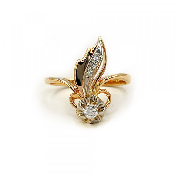 Кольцо из золота в красном с белым цвете с белым и желтыми бриллиантами