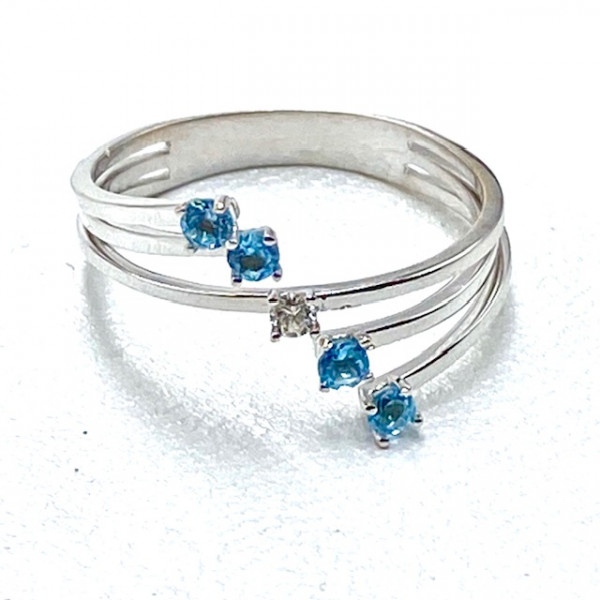 Кольцо из золота белого цвета с голубыми топазами и желтым бриллиантом