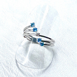 Кольцо из золота белого цвета с голубыми топазами и желтым бриллиантом