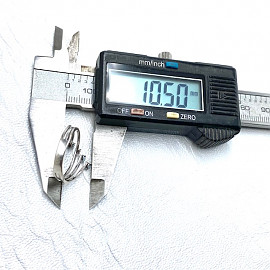 Кольцо из золота белого цвета с голубыми топазами и желтым бриллиантом