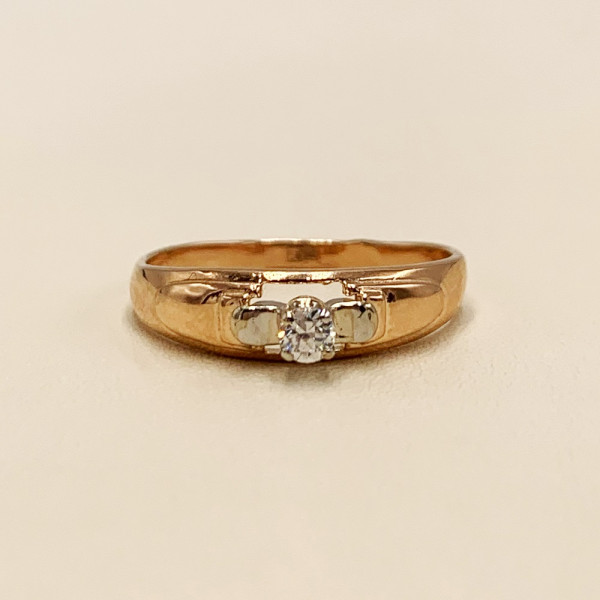 Золотое кольцо красного с белым цвета с цирконом