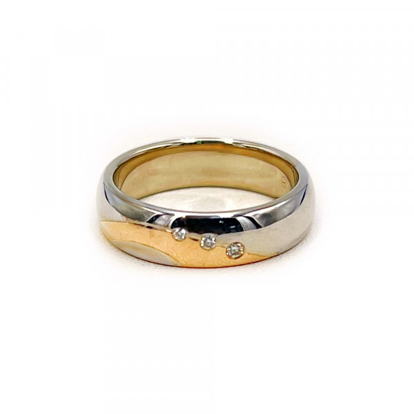 Золота обручка у червоному з білим кольорі з білими діамантами