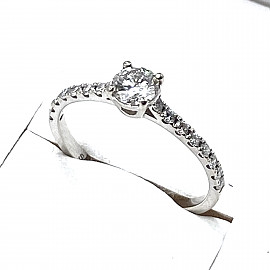 Золота каблучка білого кольору з жовтим та білими діамантами