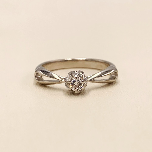 Кольцо из золота в белом цвете с белым бриллиантом