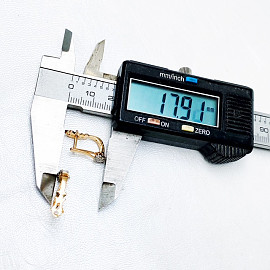 Золоті сережки у червоному з білим кольорі з білими діамантами