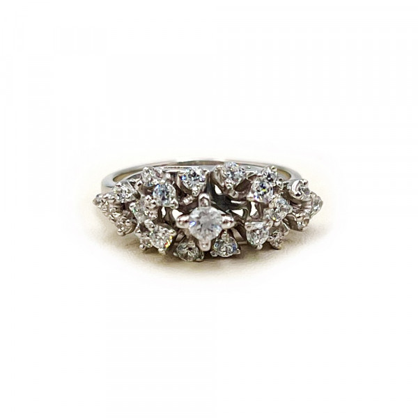 Золотое кольцо белого цвета с цирконом