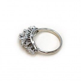 Золотое кольцо белого цвета с цирконом