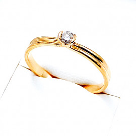 Золота каблучка червоного кольору з білим діамантом