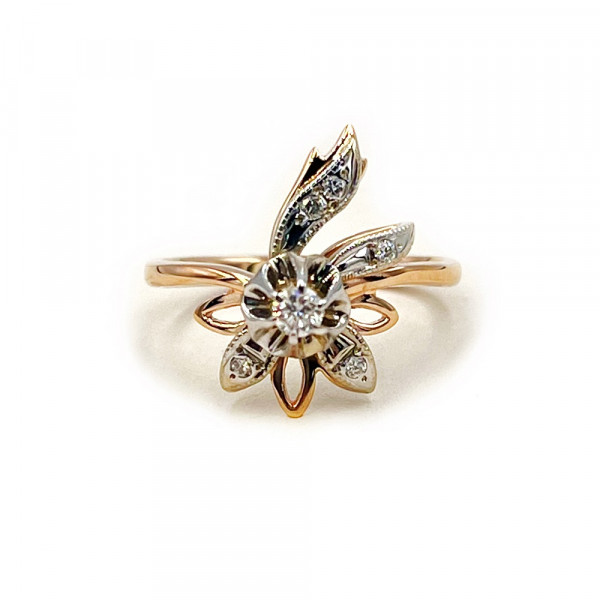 Золотое кольцо красного с белым цвета с белыми бриллиантами