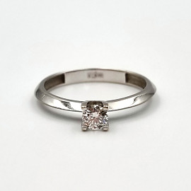 Каблучка з золота білого кольору з білим діамантом 01-200759517