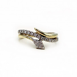 Золотое кольцо желтого с белым цвета с белыми бриллиантами
