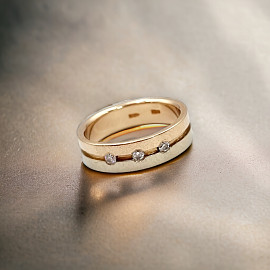Золотое обручальное кольцо в красном с белым цвете с белыми бриллиантами 01-200046219