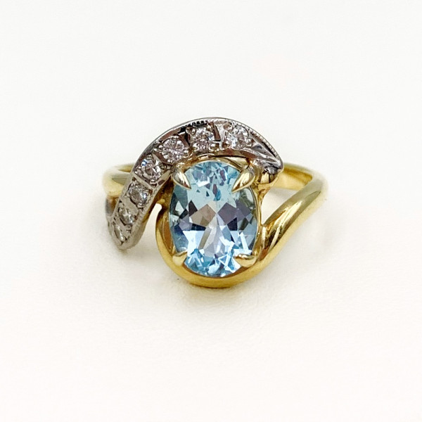 Золотое кольцо в желтом с белым цвете с голубым топазом и белыми бриллиантами