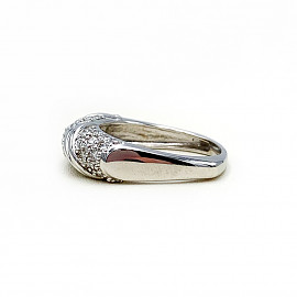 Золотое кольцо с белыми бриллиантами