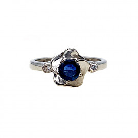 Золотое кольцо в белом цвете с синим корундом и белыми бриллиантами