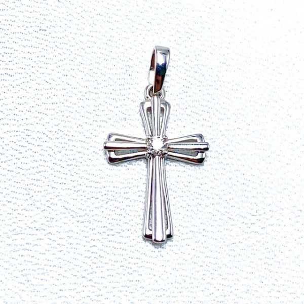 Хрестик з золота білого кольору з жовтим діамантом