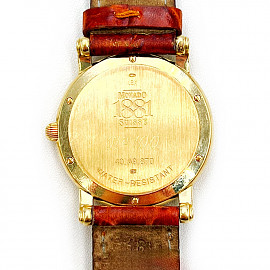 Золотий годинник у жовтому кольорі