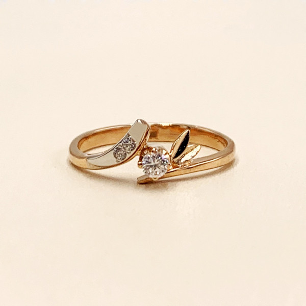 Золотое кольцо красного с белым цвета с цирконом