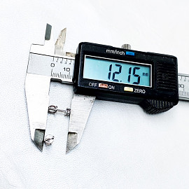 Золотые серьги белого цвета с желтыми бриллиантами