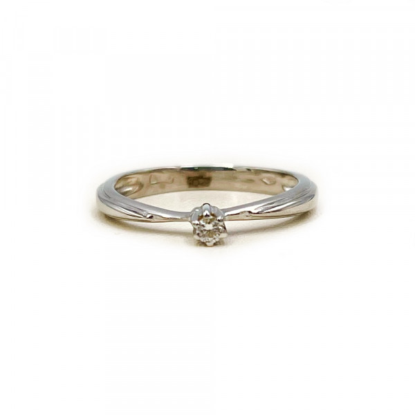 Золотое кольцо белого цвета с белым бриллиантом